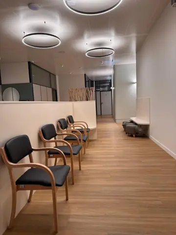 Salle d’attente et espace de soins — Salle d’attente