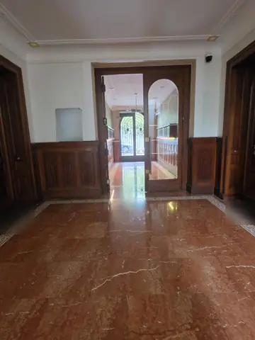 Hall et escalier d’immeuble — Le hall