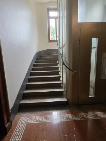 Hall et escalier d’immeuble — L’escalier