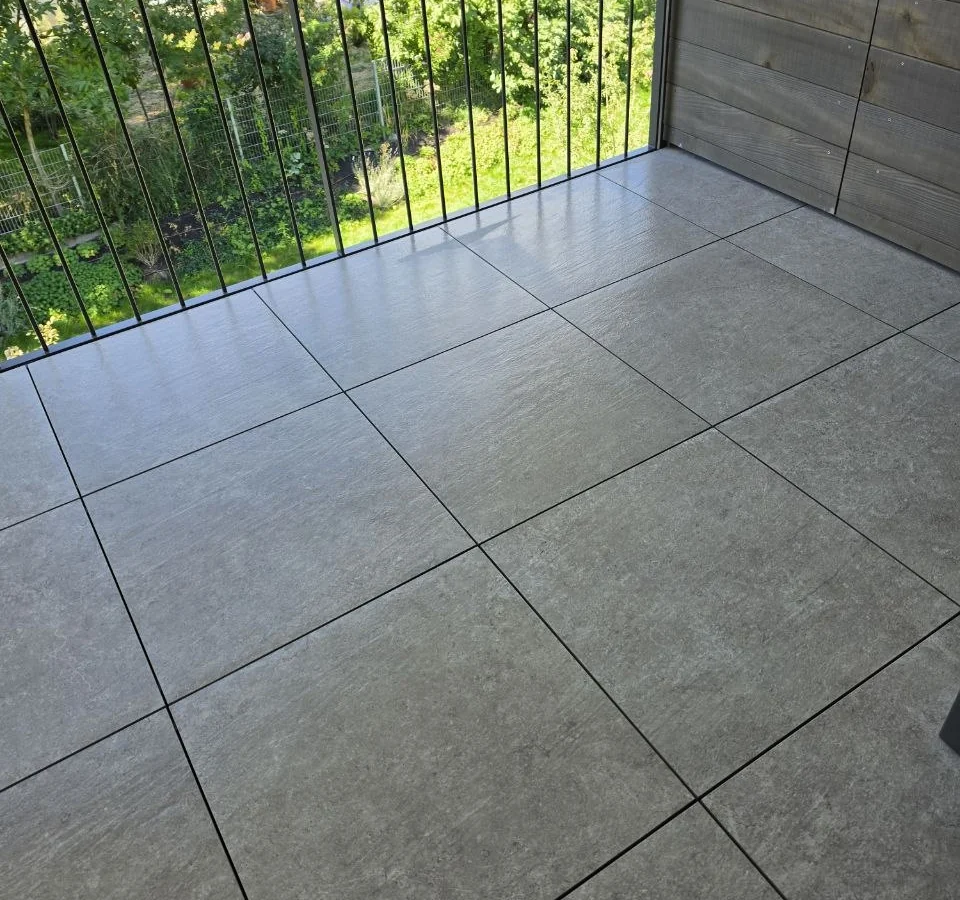 Balcon avec carrelage et garde-corps