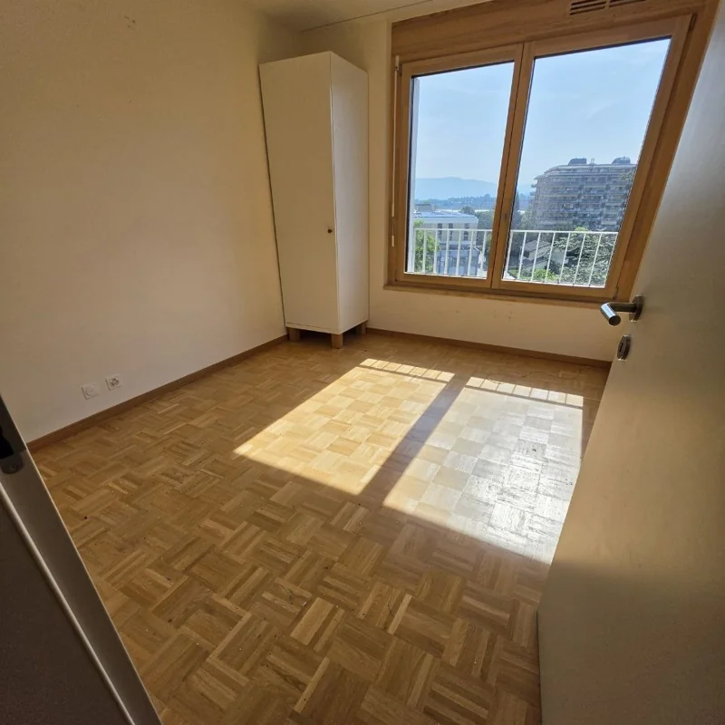 Pièce vide avec parquet et fenêtre