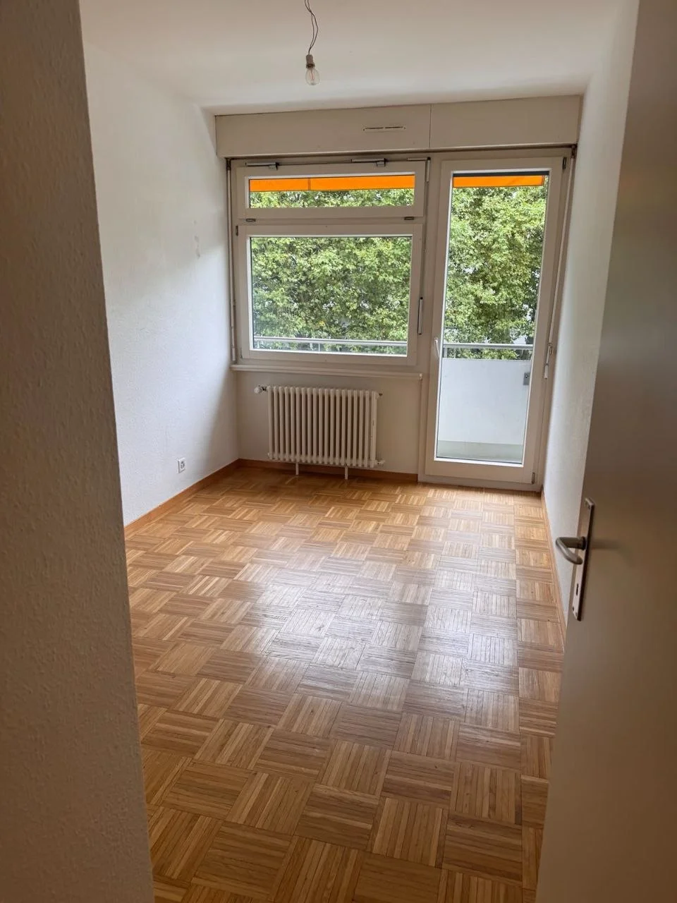 Pièce vide avec parquet et fenêtre, illustration des surfaces à nettoyer